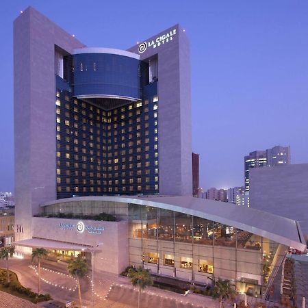 La Cigale Hotel Managed By Accor Doha Exterior foto The hotel at night
