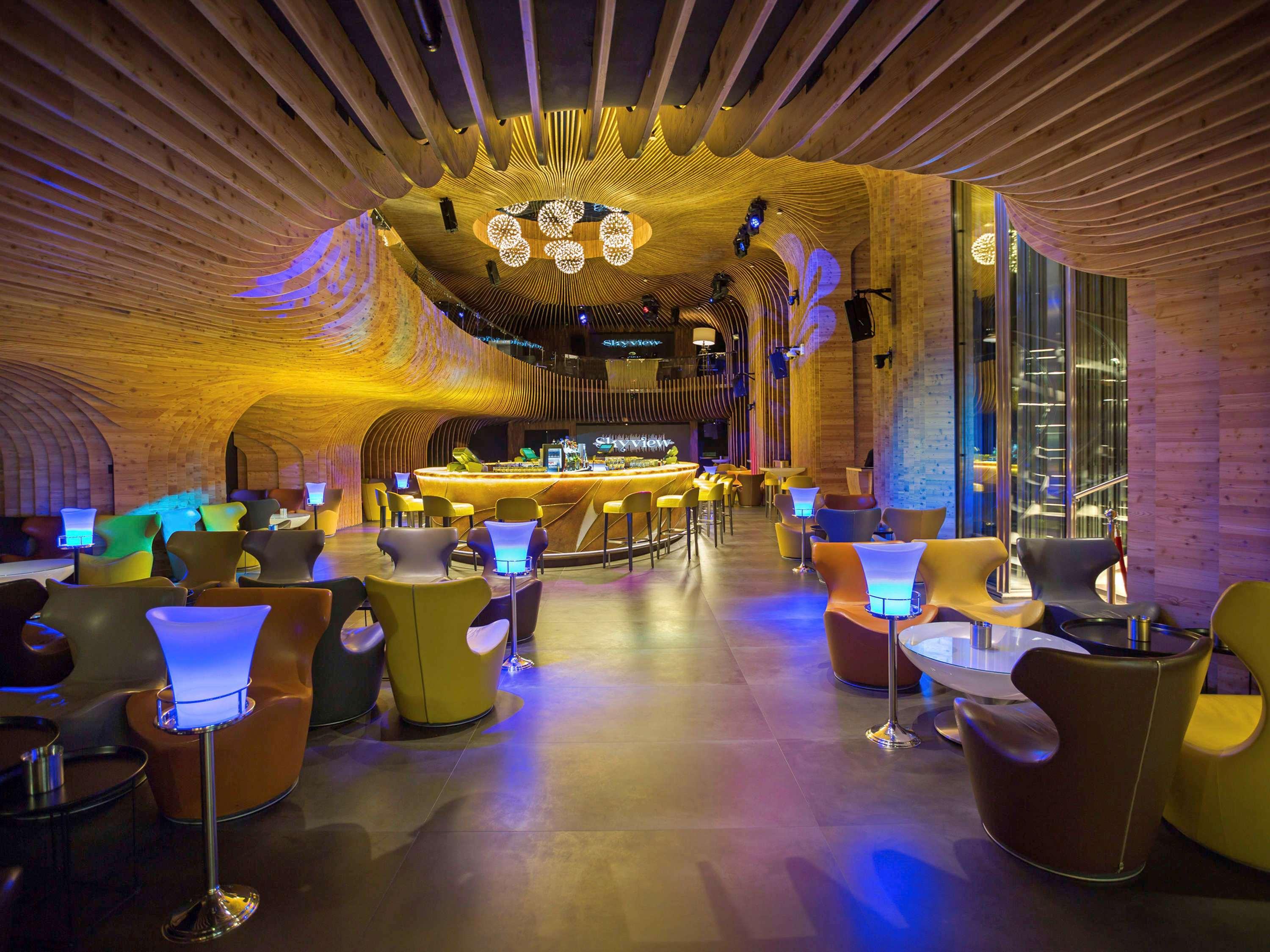 La Cigale Hotel Managed By Accor Doha Exterior foto The interior of the bar