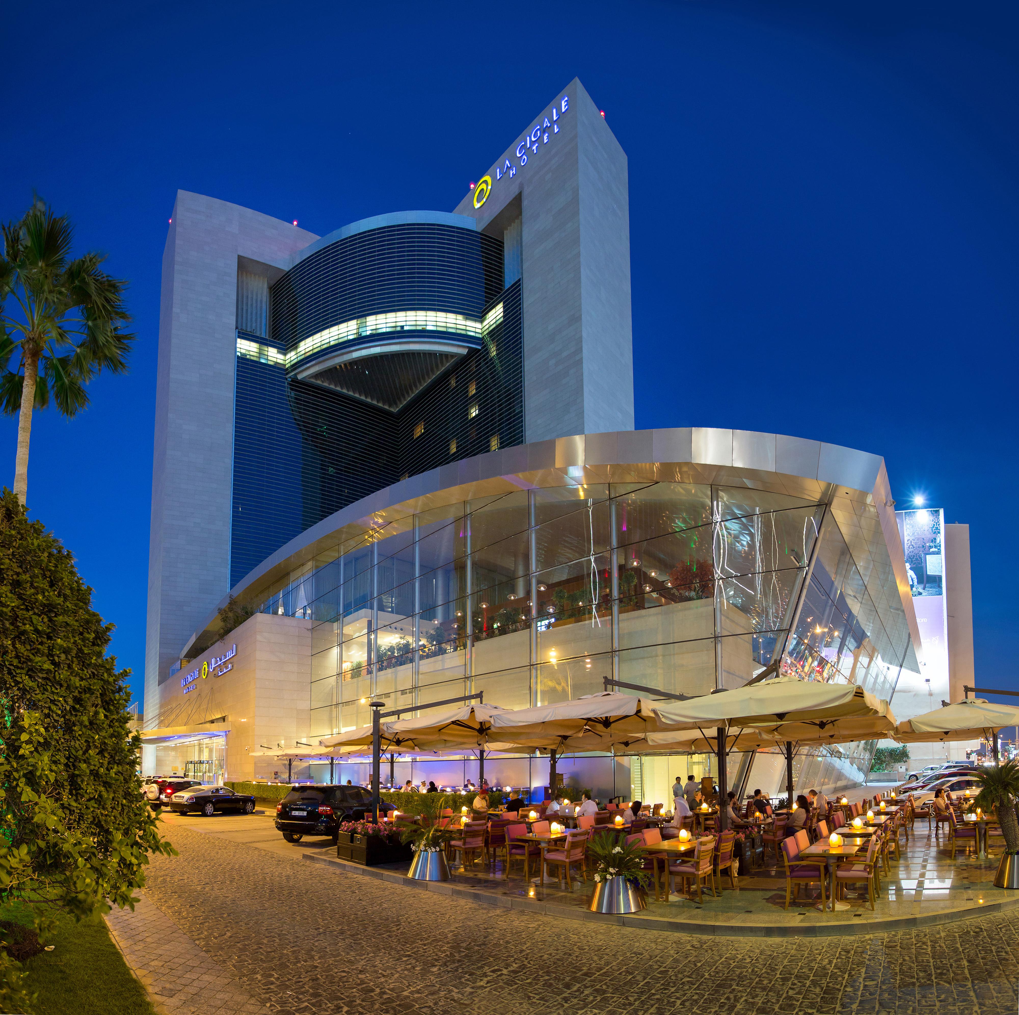 La Cigale Hotel Managed By Accor Doha Exterior foto The hotel at night