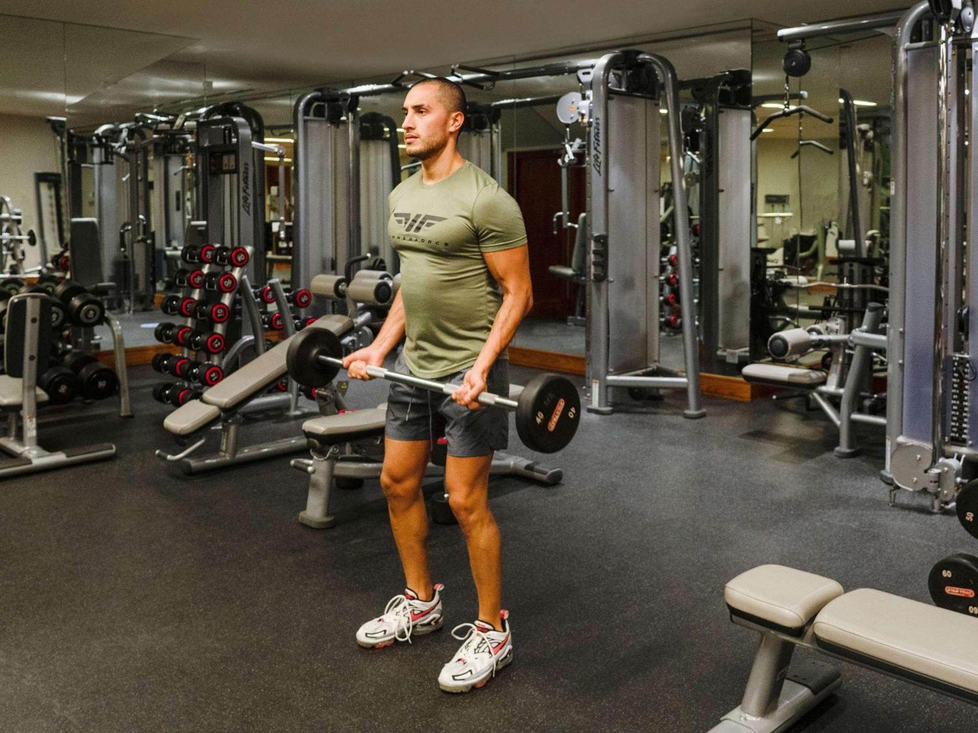 La Cigale Hotel Managed By Accor Doha Exterior foto A man performing a barbell shrug
