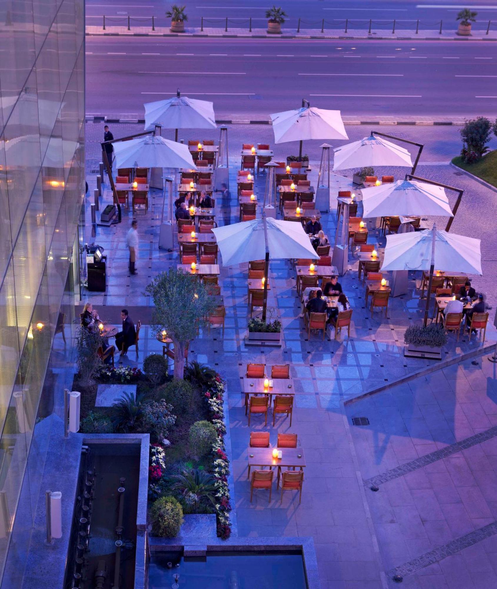 La Cigale Hotel Managed By Accor Doha Restaurante foto The outdoor terrace at the hotel