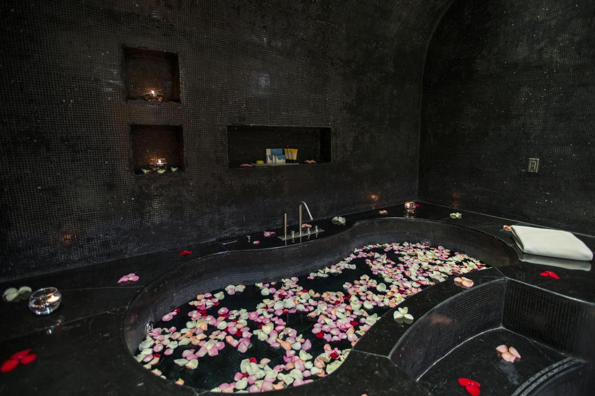 La Cigale Hotel Managed By Accor Doha Exterior foto A spa in the hotel