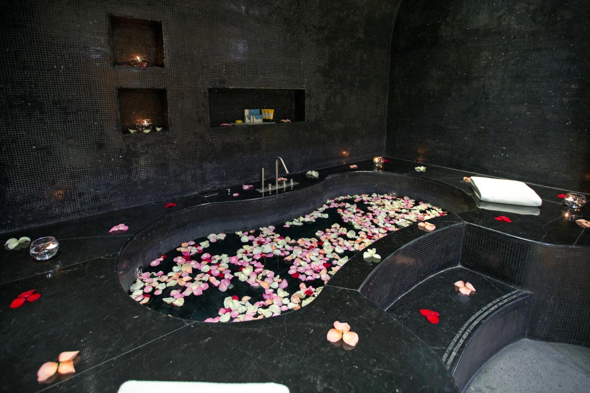 La Cigale Hotel Managed By Accor Doha Exterior foto A spa at the Mandarin Oriental, Munich
