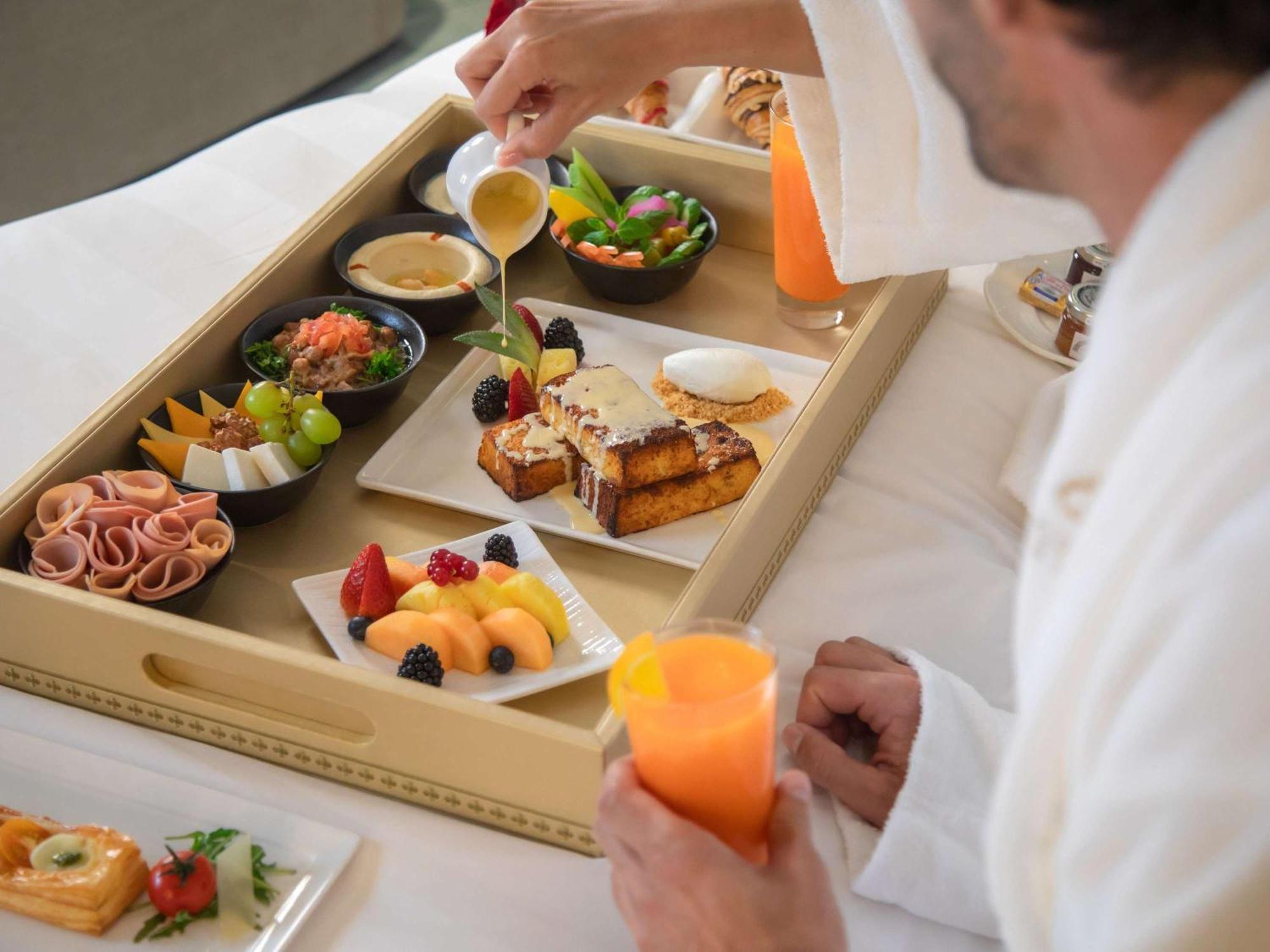 La Cigale Hotel Managed By Accor Doha Exterior foto A breakfast tray