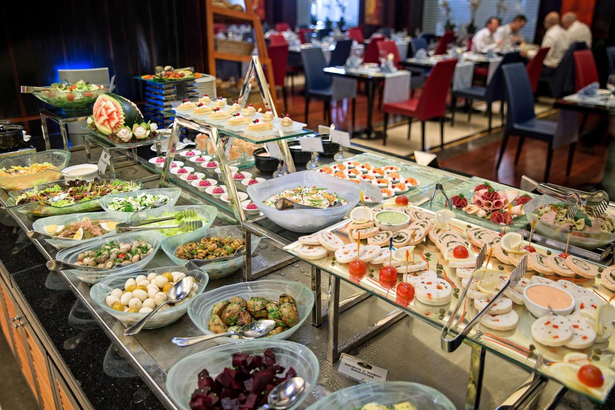 La Cigale Hotel Managed By Accor Doha Exterior foto A buffet at a hotel