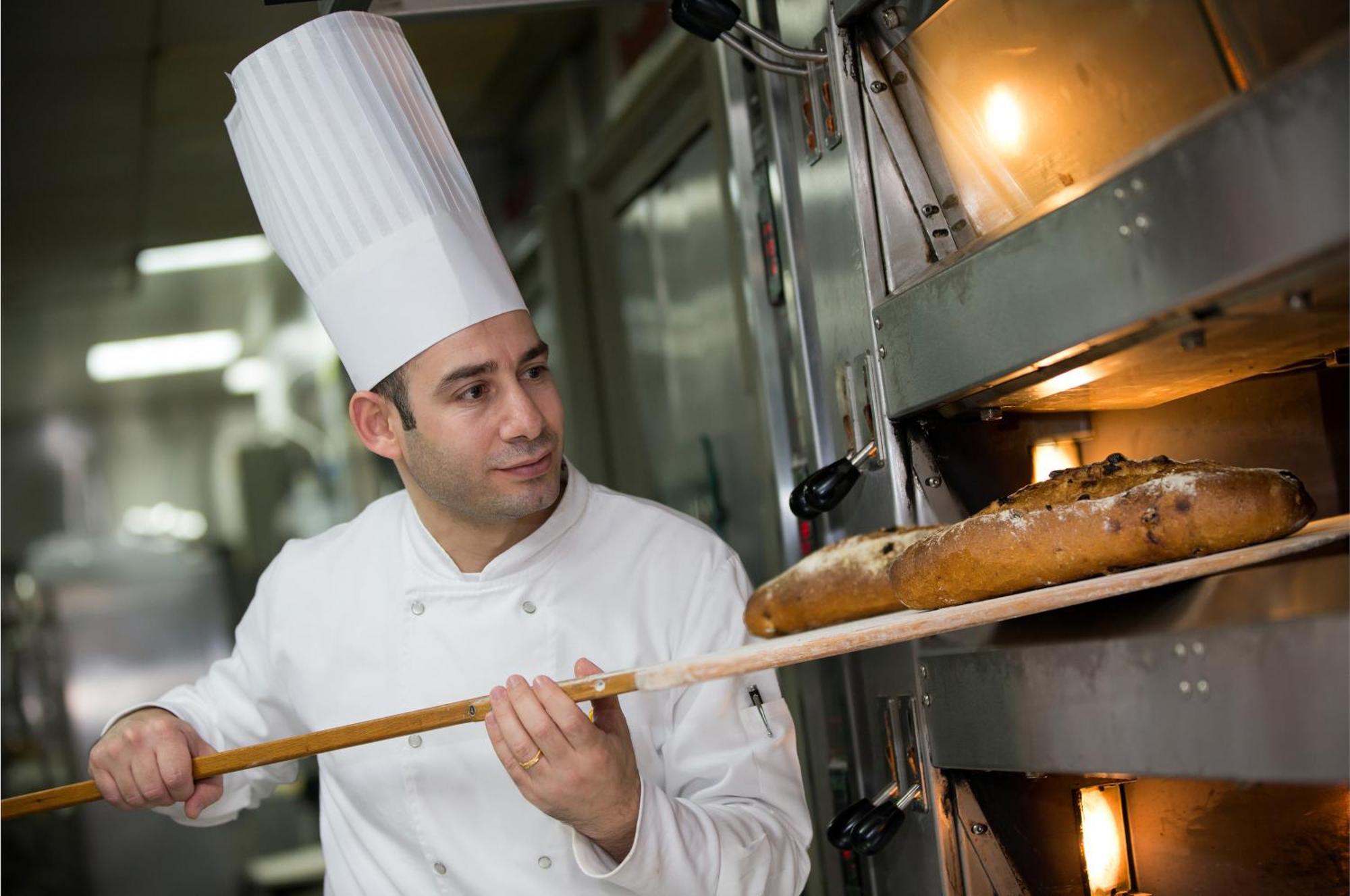 La Cigale Hotel Managed By Accor Doha Exterior foto A chef in a toque
