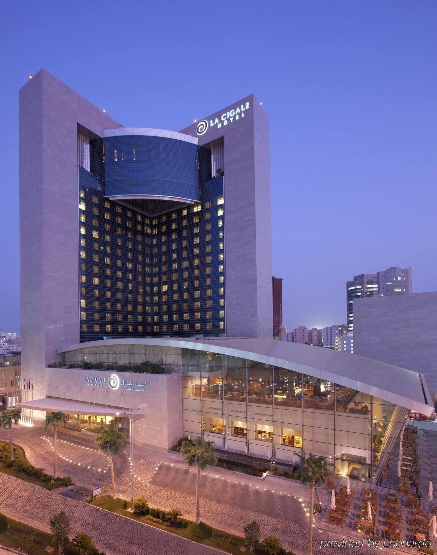 La Cigale Hotel Managed By Accor Doha Exterior foto The hotel at night